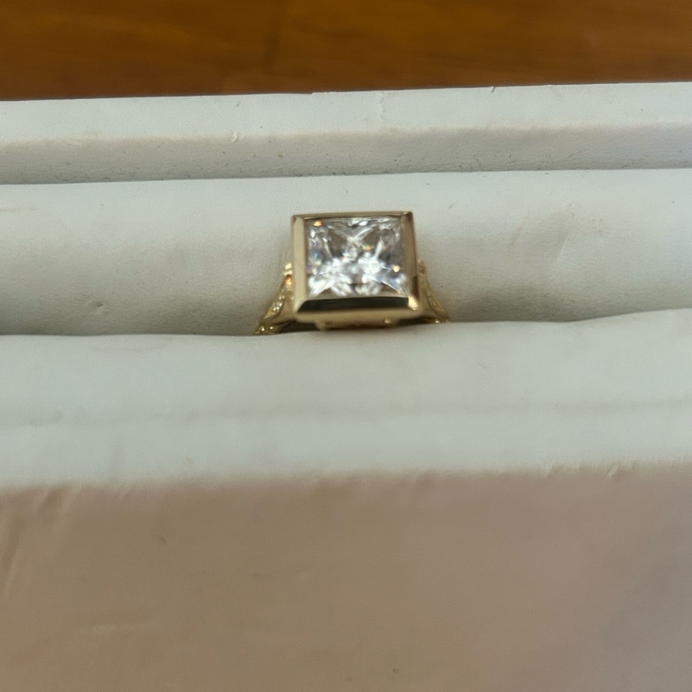 💲💲💲💲TWO-HOUR SALE 💲💲💲💲
Elegant Gold 4 KT Moissanite Engagement Women's Ring